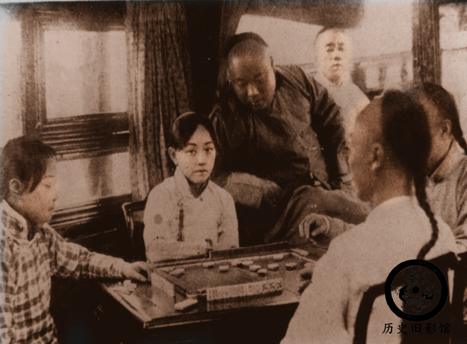 清末老照片：青楼女子陪着客人打麻将，李鸿章病入膏肓坐轿去议和