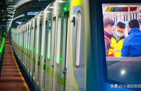 上海市即将通车的一条地铁，横跨黄浦江和苏州河，途经多处旅行地