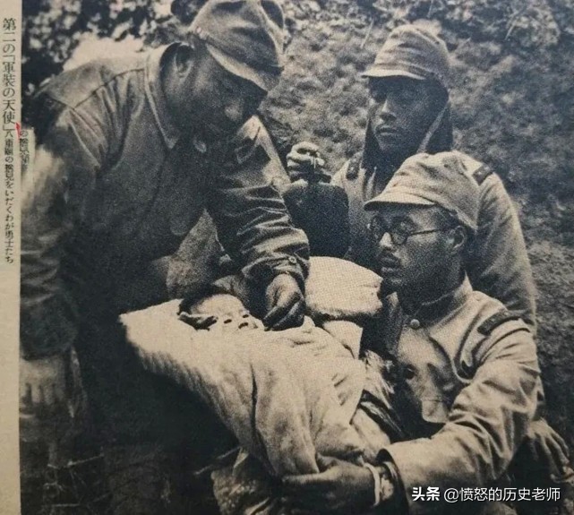 珍贵老照片：被迫下跪的农民，假装哄婴儿的鬼子，日本向苏联投降
