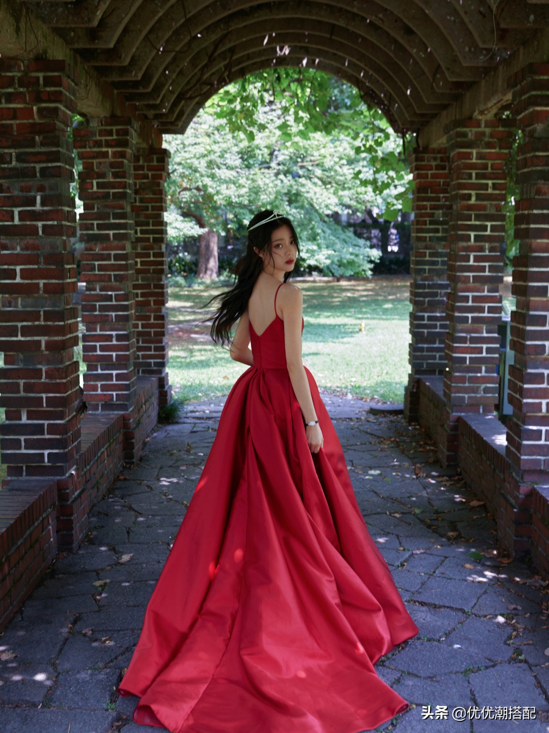 欧阳娜娜女人味真足！穿红色礼服裙好养眼，丰满的身材吸睛又性感