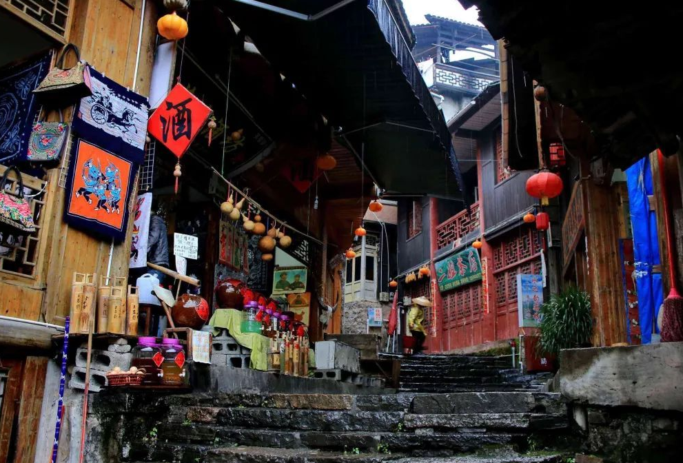 湖南这座千年古镇，“悬挂”于瀑布之上，历史悠久，有小南京之称