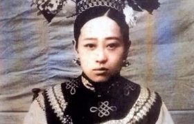 真实的皇族贵妇老照片：溥仪生母性格刚烈，王爷侧福晋长相美艳