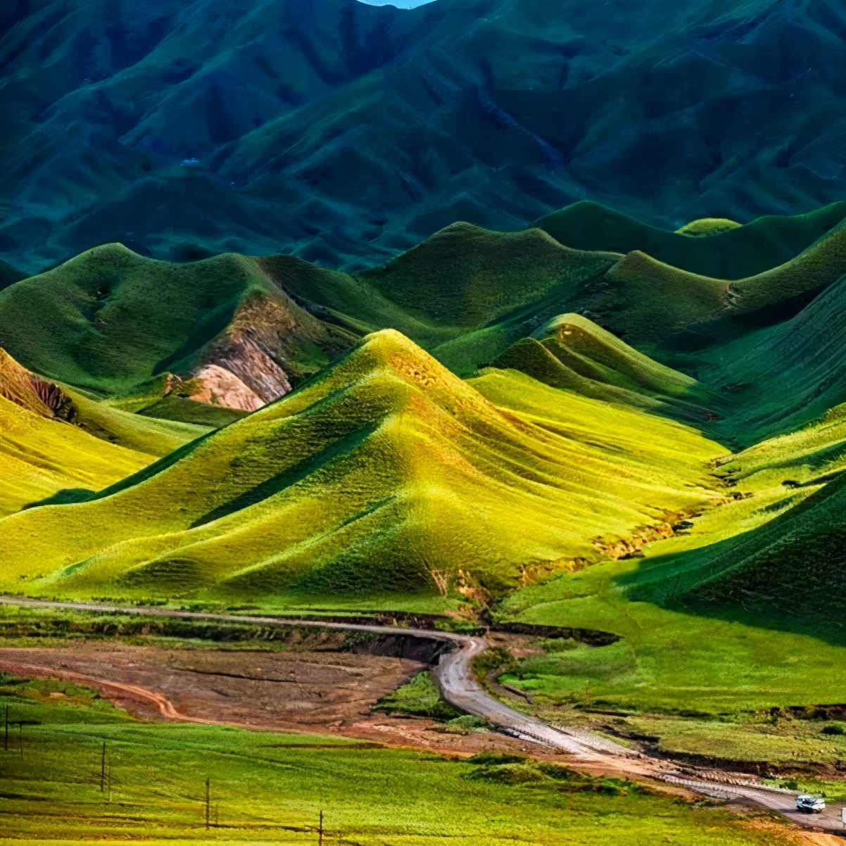 横穿天山的景观大道，一天四季，十里不同景