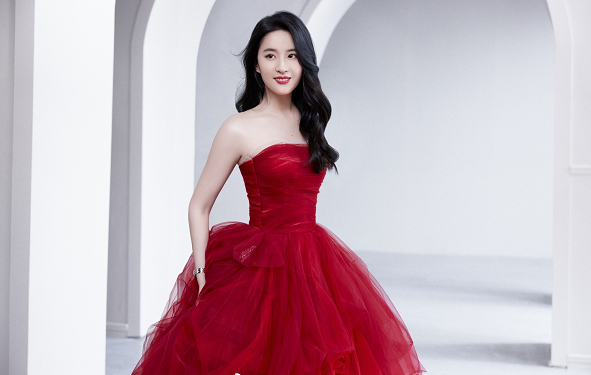 有种惊艳叫刘亦菲穿红裙，配微卷发艳而不俗，换轻熟风后太提气质