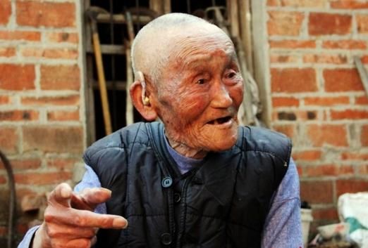 93岁老兵苦寻组织70年，入党介绍人已去世，挖出三块银元证明身份