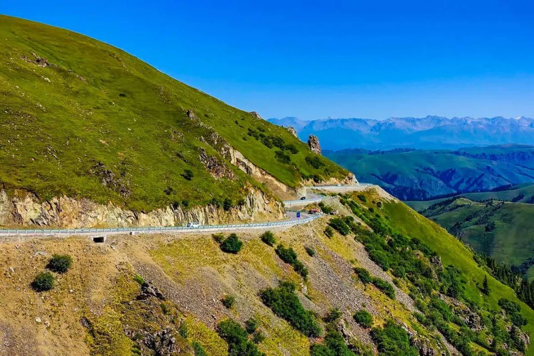 横穿天山的景观大道，一天四季，十里不同景