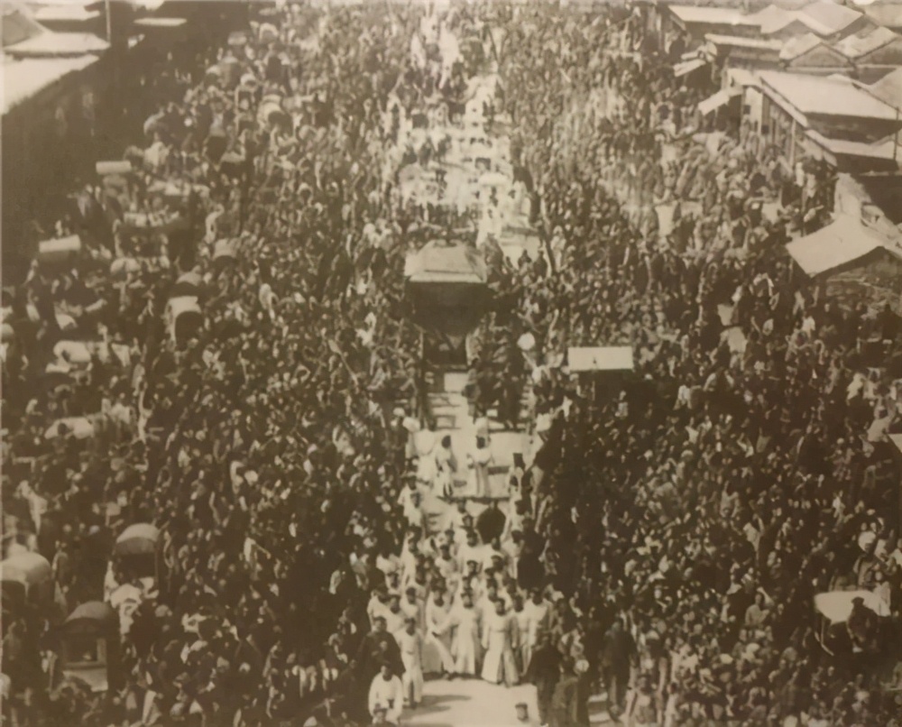 光绪帝葬礼现场老照片，1600人仪仗队，128人抬棺，洋人交头接耳