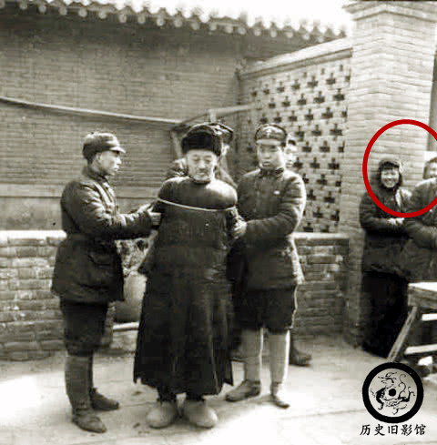 老照片：抗战胜利后的汉奸枪决现场，女子在一旁围观，高兴地大笑