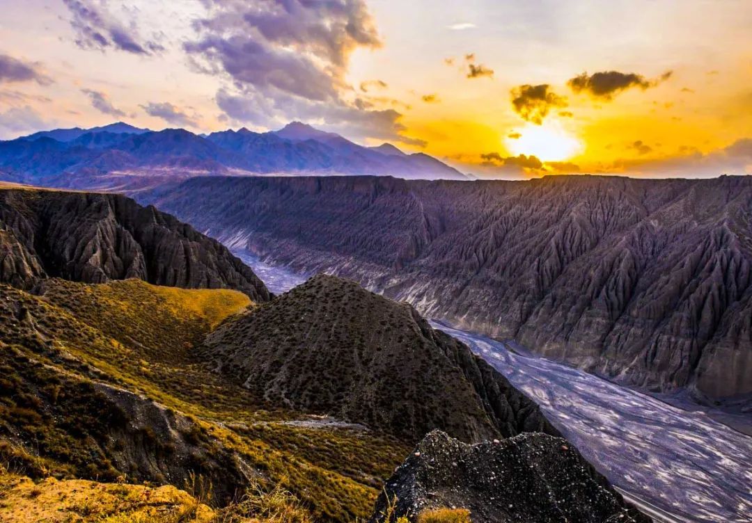 中国最险峻壮美的景观大道，浓缩新疆80%美景，一步一景