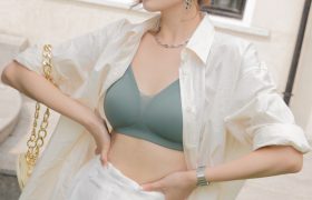 夏天“白衬衫”这样搭真美，“绿色Bra+阔腿裤”衬托，高挑又性感