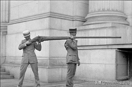 珍贵老照片：拘谨的普京、穿西装的希特勒、世界上最大的鸟枪