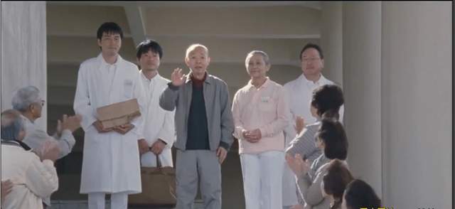 这个叫佐和的女护工，戳破日本老人难以启齿的尴尬，揭开社会隐疾