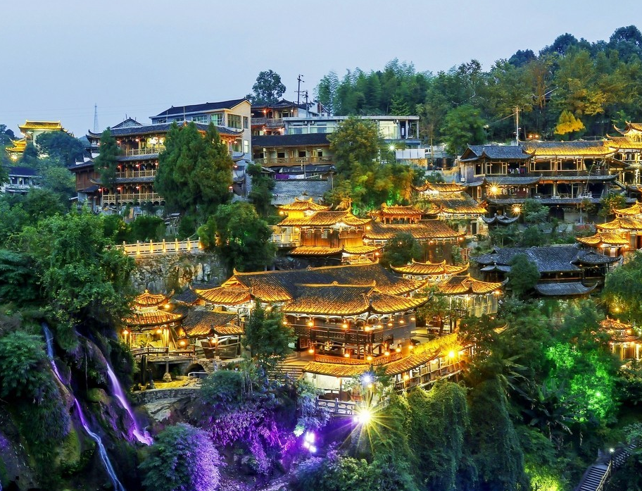 湖南这座千年古镇，“悬挂”于瀑布之上，历史悠久，有小南京之称