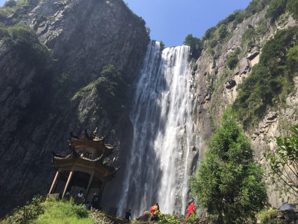 浙江鲜有人知的瀑布奇观，景色堪比黄果树，被称“中华第一高瀑”