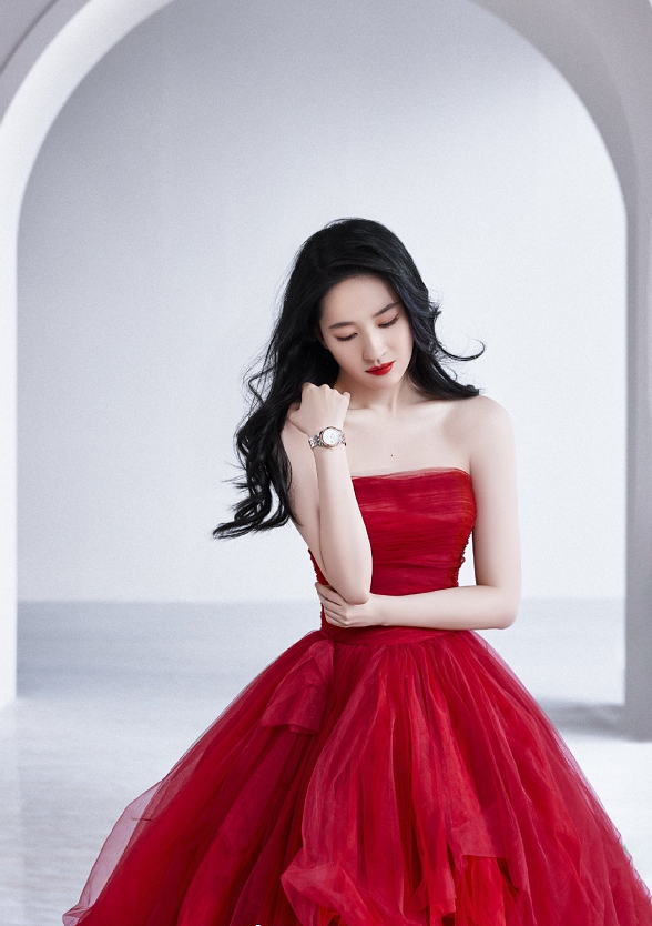 有种惊艳叫刘亦菲穿红裙，配微卷发艳而不俗，换轻熟风后太提气质