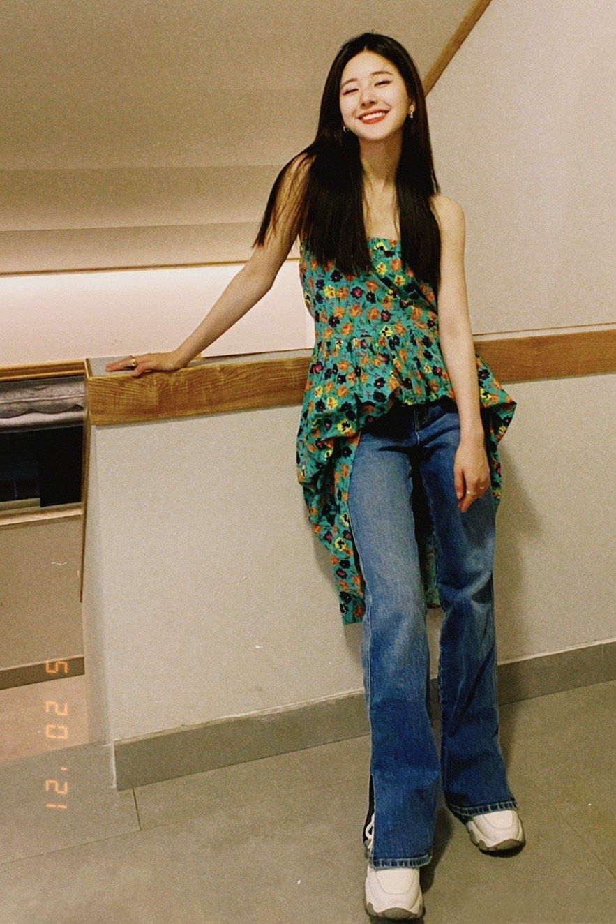 服了赵露思，为抢镜穿三分长短裙走机场，还好搭配甜美不俗气