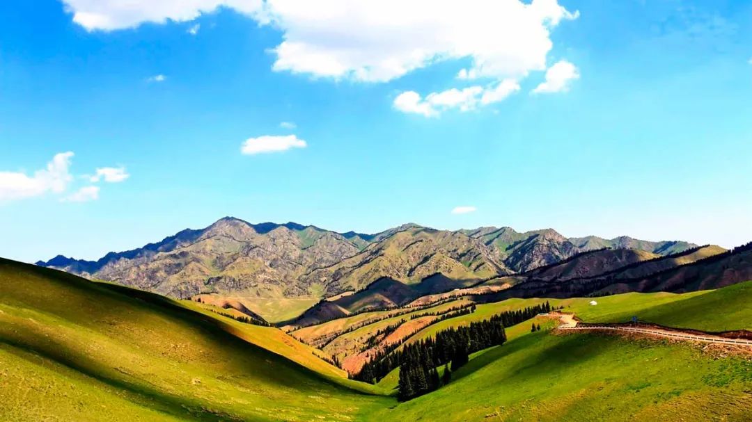 横穿天山的景观大道，一天四季，十里不同景