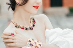 佟丽娅“珠宝时尚大片”光芒万丈，性感迷人