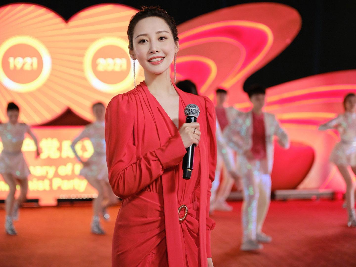 李纯为庆祝党成立100周年，正红色连衣裙深情演唱，气质端庄优雅