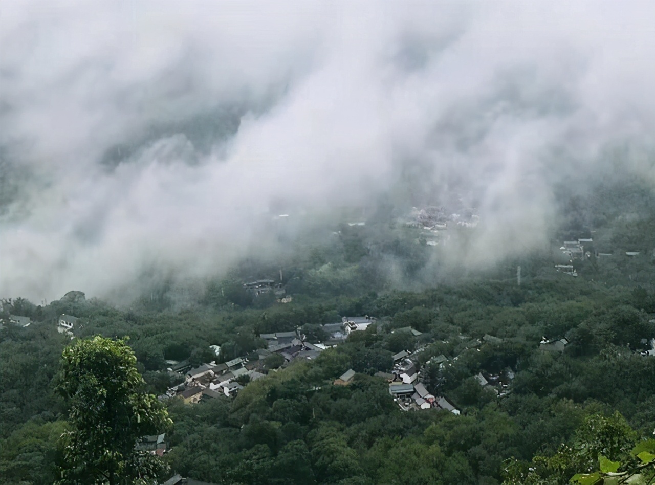 云南一“景美人少”的村子，四面青山，古河贯穿，夏天凉爽宜人