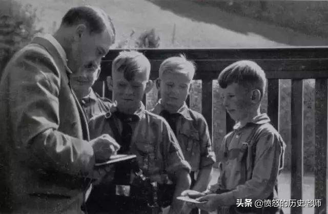珍贵老照片：四脚朝天的普京、给孩子签名的希特勒、英雄鸽的事迹