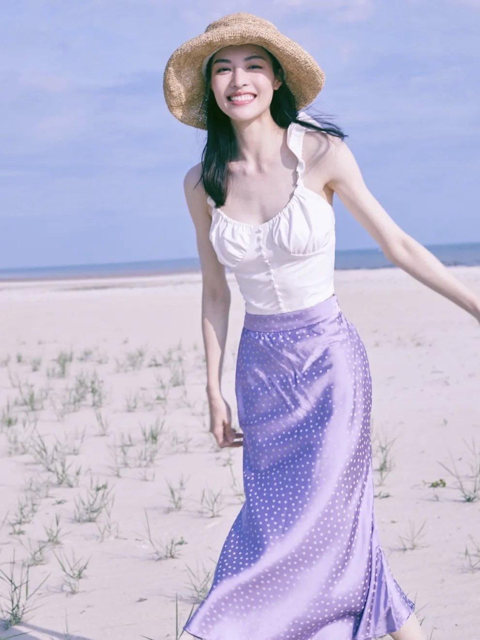 钟楚曦最新海边度假写真，白色吊带搭配紫色高腰裙，性感迷人