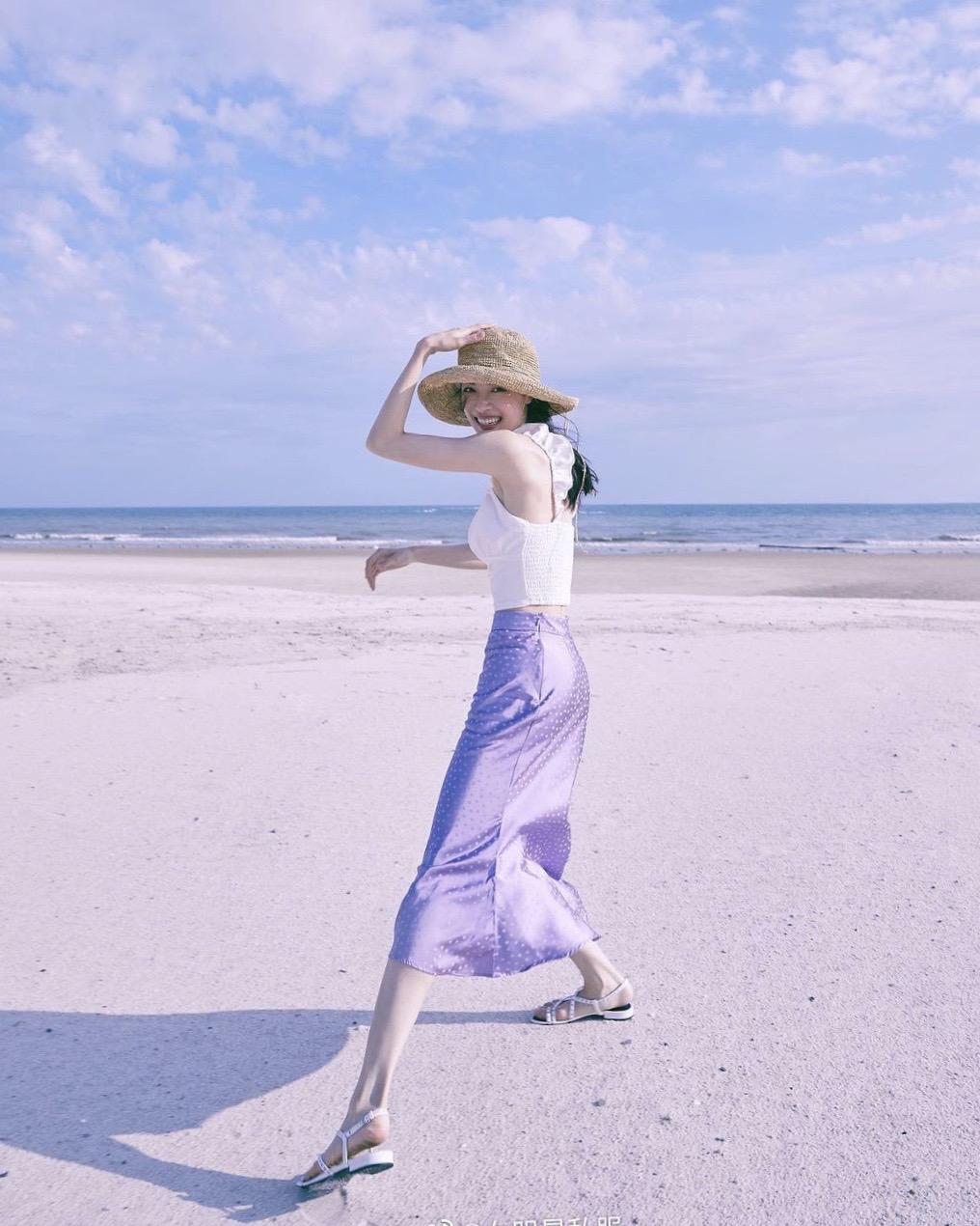 钟楚曦最新海边度假写真，白色吊带搭配紫色高腰裙，性感迷人