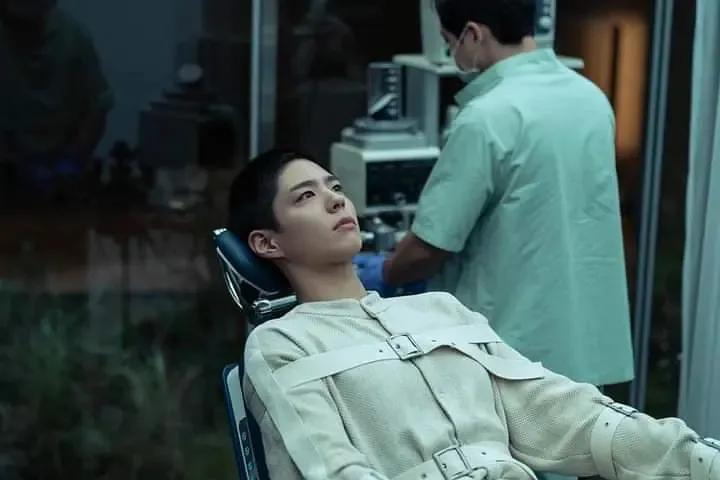 韩国大热科幻电影《徐福》，“永生人”超能力瞬间打翻一支部队