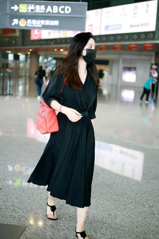 张萌终于肯扮“阔太”，穿黑色长裙优雅大气，还背了个9万7的包