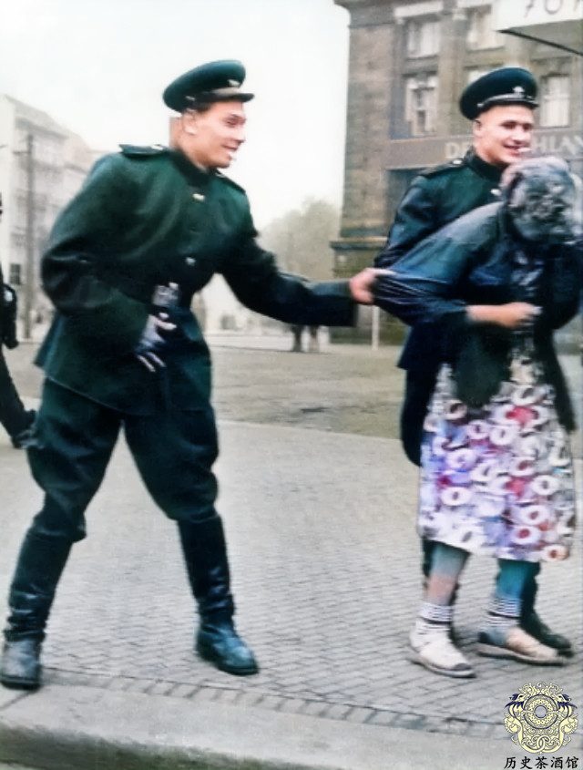 直击战败后的德国：战犯被集体绞死，苏联士兵当街骚扰德国妇女