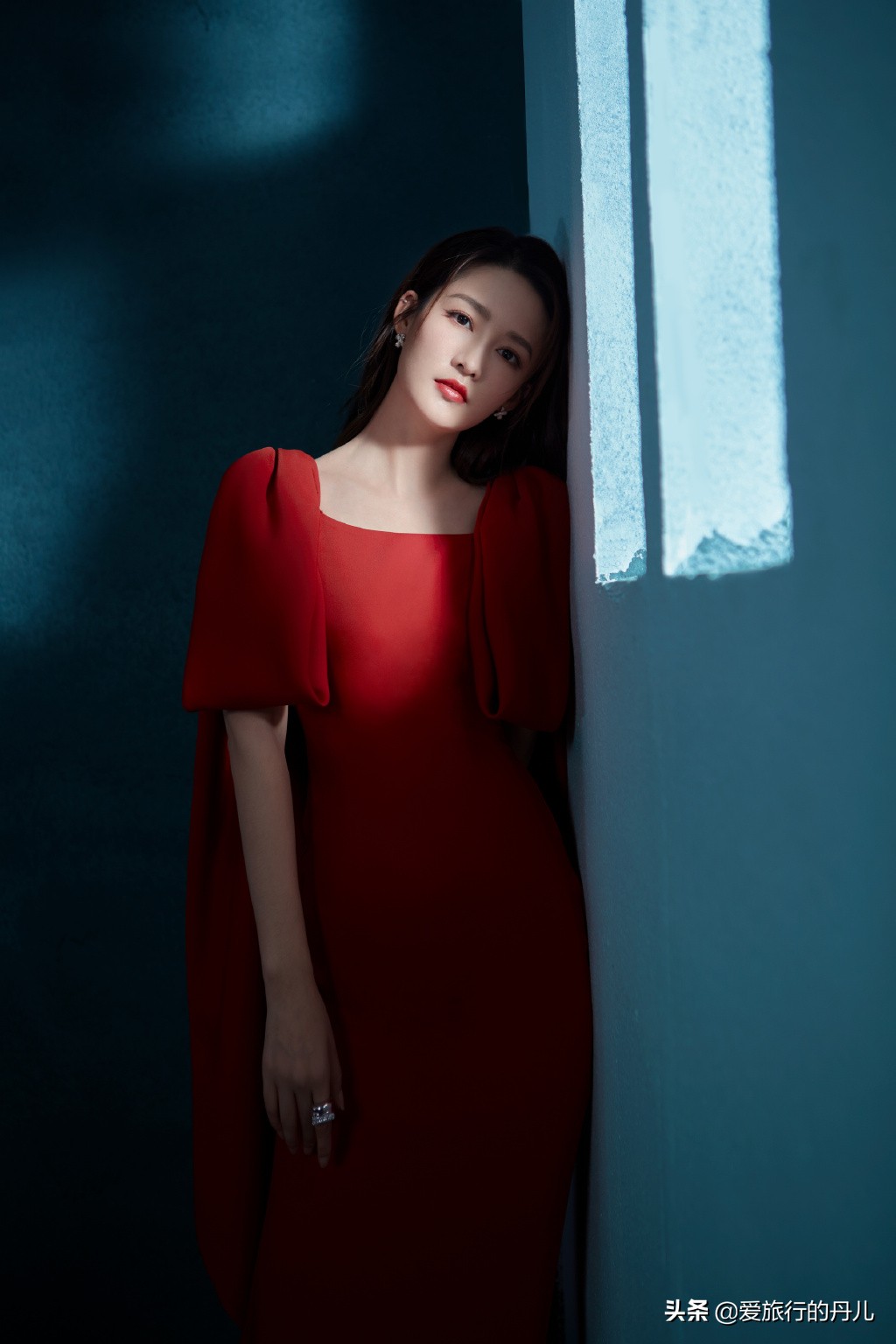 李沁一袭靓丽红裙，娇艳动人，尽显优雅女神范