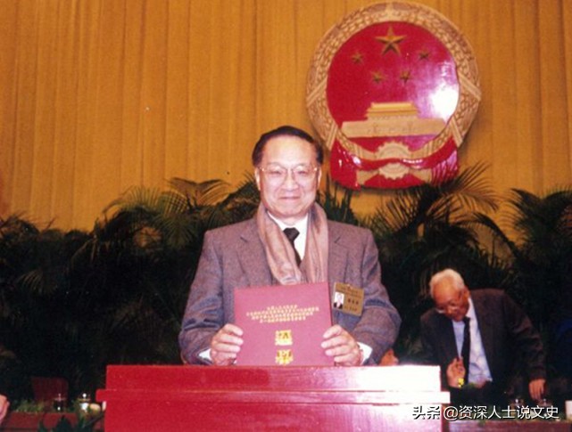 1981年，邓小平在北京会见金庸，解开金庸心中多年的未解之谜