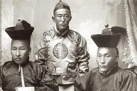 清朝官员的真正形象：百官上朝交头接耳，和珅的容貌堪比四大美男