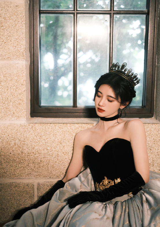 鞠婧祎27岁生日写真释出，长发挽起，王冠戴上，宛如高贵小公主