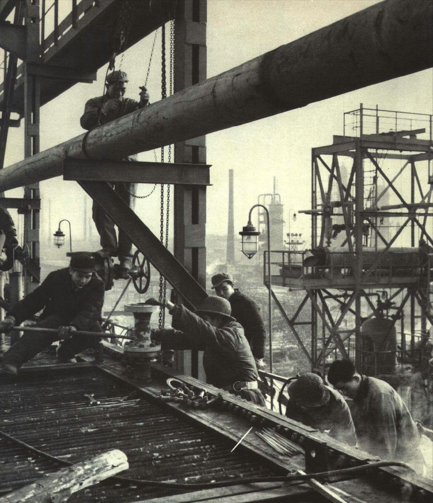 建党100周年历史老照片，为新中国建设忙碌的工农兵身影