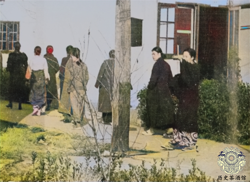 直击侵华日军设立的慰安所：图5女子紧张不安，图6日军正排队进入