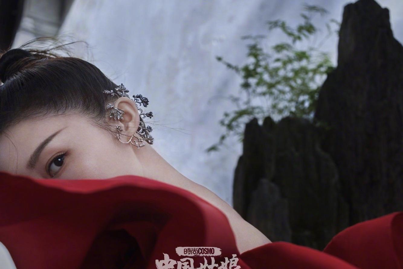 李沁登上《中国姑娘》，一袭红色礼服前面平平无奇，后背v领到腰
