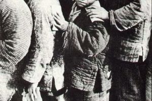 珍贵老照片：张牙舞爪的希特勒、伊丽莎白女王面前裸奔的男人
