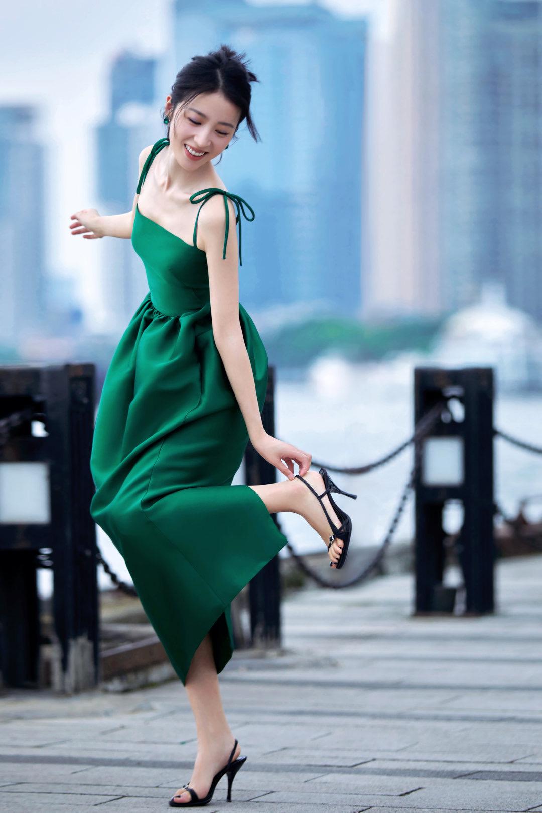 周雨彤参加时尚芭莎活动，一抹绿色吊带连衣裙，点亮夏日繁盛