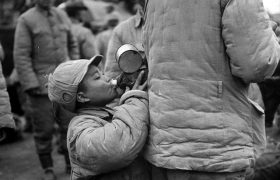 淮海战役国军众生相：女战士跪地抽烟少年逗猫，长官吃肉士兵含泪