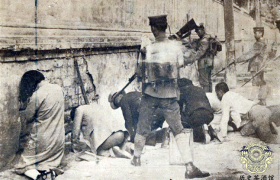 老照片再现侵华日军当年暴行：图1女子被强迫下跪，图5被当成活靶