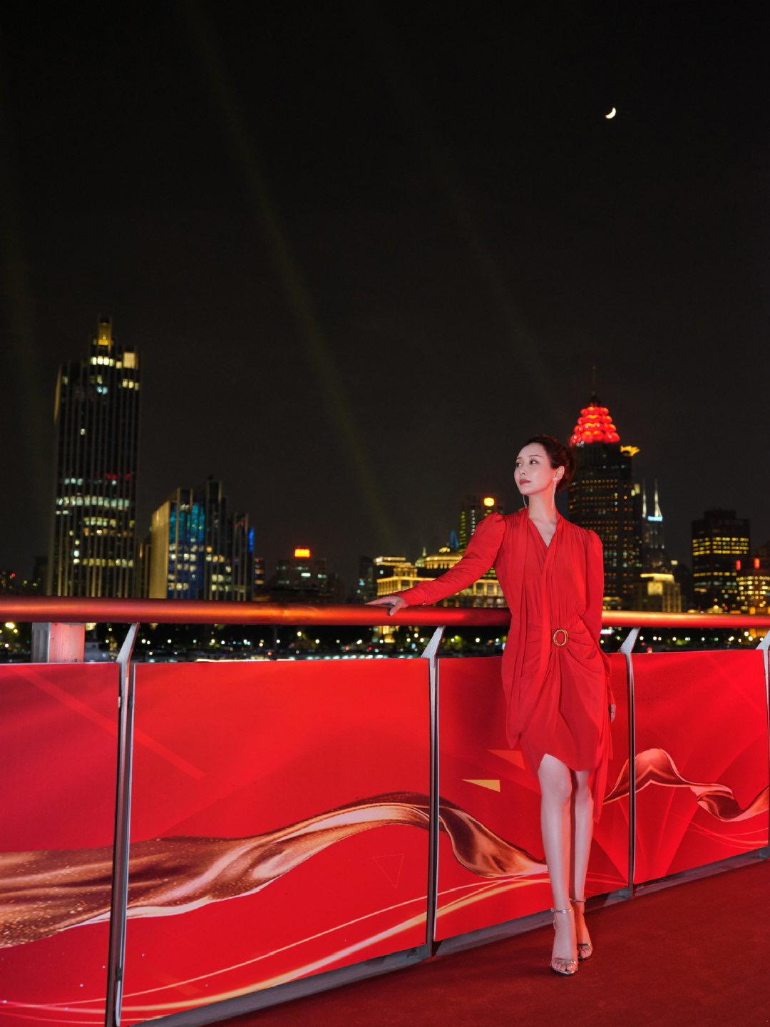 李纯为庆祝党成立100周年，正红色连衣裙深情演唱，气质端庄优雅
