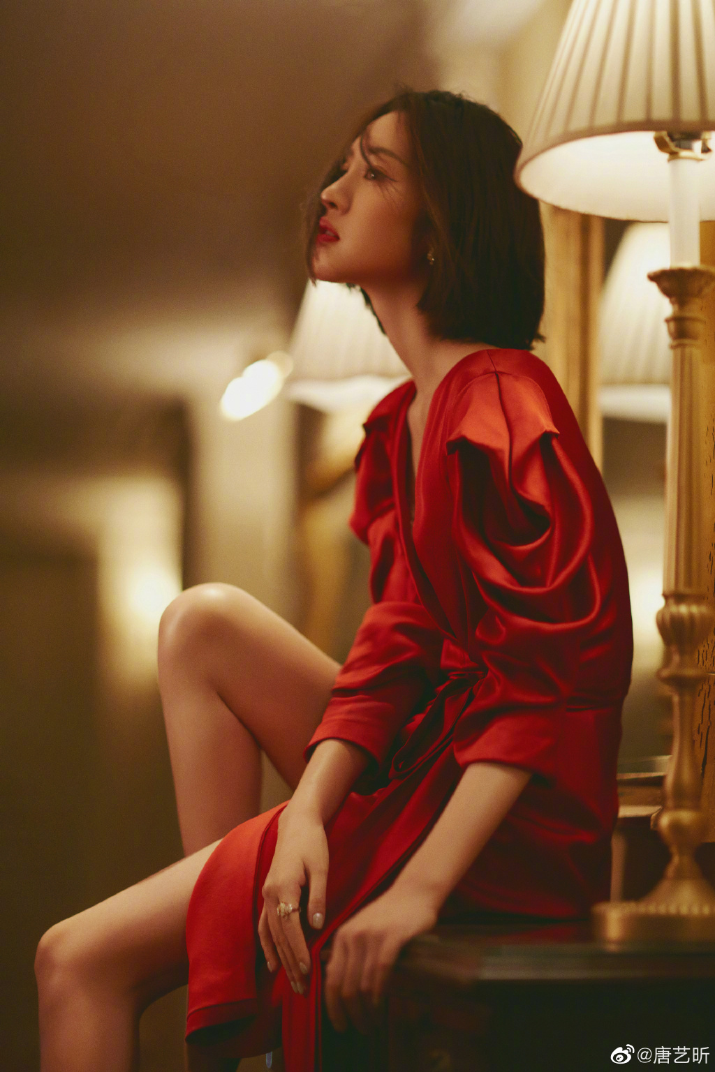 唐艺昕晒氛围感全新写真 红色真丝长裙尽显复古风情