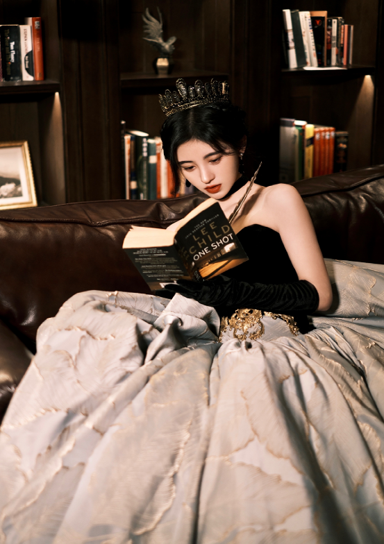 鞠婧祎27岁生日写真释出，长发挽起，王冠戴上，宛如高贵小公主