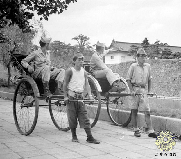 战败后的日本社会老照片：日本士兵沿街乞讨，却成了美军的欢乐窝