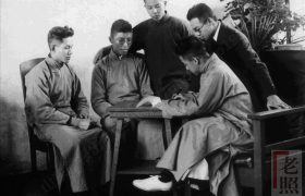 1920年代，清华学校的周培源、孙立人、梁思成讨论问题的老照片