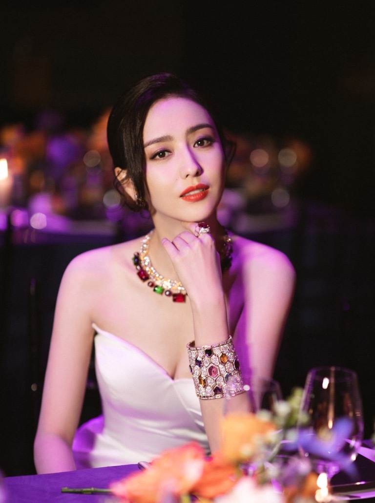 佟丽娅“珠宝时尚大片”光芒万丈，性感迷人