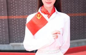 刘诗诗出席《1921》首映礼，穿一身白优雅知性，还扎了个红领巾