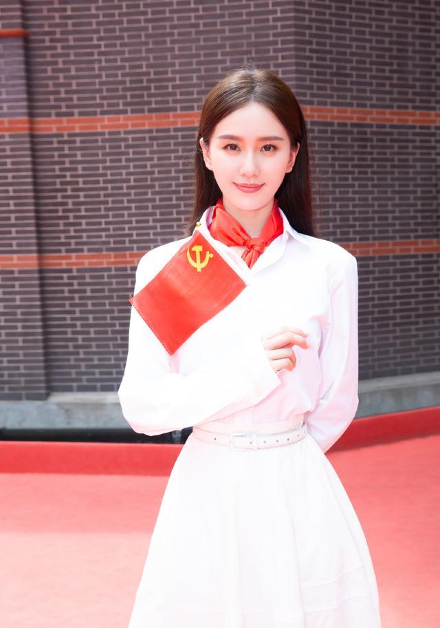 刘诗诗出席《1921》首映礼，穿一身白优雅知性，还扎了个红领巾