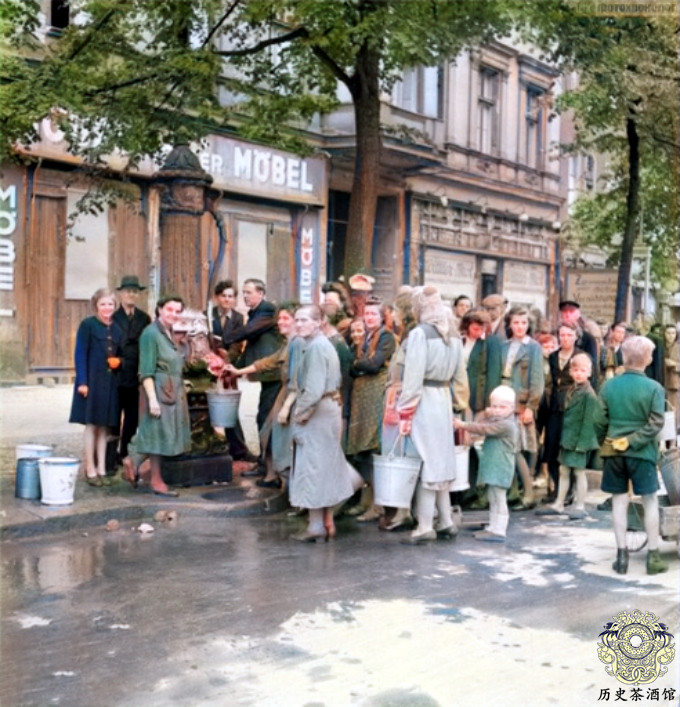 直击战败后的德国：战犯被集体绞死，苏联士兵当街骚扰德国妇女